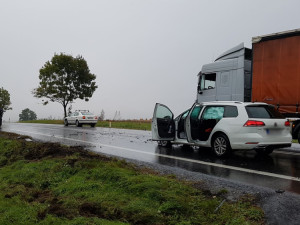 Navečer se bouralo i na silnici I/38 u Štoků. Dopravu na místě stále řídí policisté