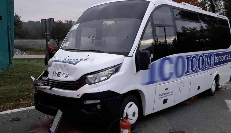 Autobus se srazil s náklaďákem. Naštěstí se nikdo nezranil