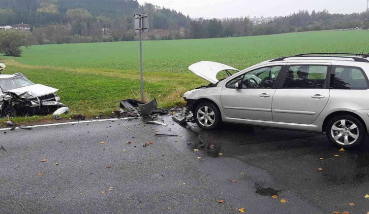 Hasiče u Polné zaměstnala nehoda dvou osobáků. Jeden člověk skončil v péči lékařů