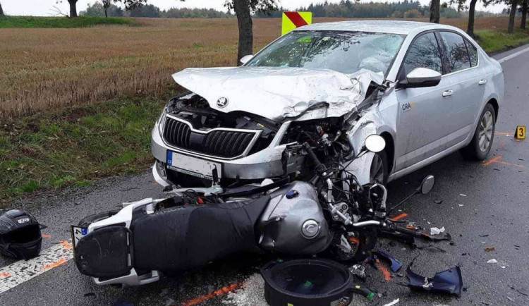 Další úterní nehoda na Vysočině: U Radňovic se srazil osobák s motorkou, zasahoval vrtulník