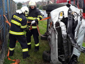 AKTUÁLNĚ: Řidička skončila se svým osobním autem na boku a zranila se