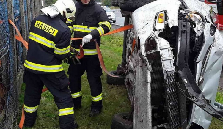  Řidička skončila se svým osobním autem na boku a zranila se