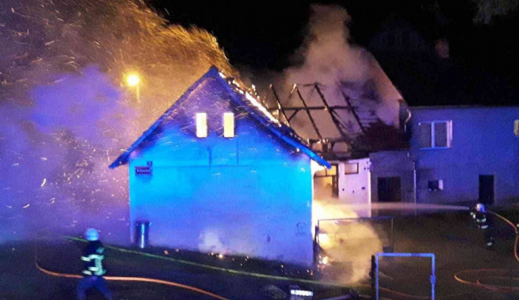 Hasiči bojovali s požárem stodoly. Před plameny uchránili rodinný dům 