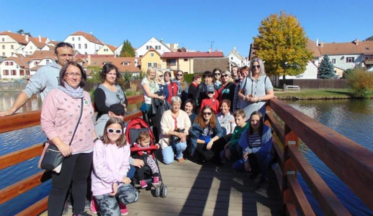 Revmatici z Vysočiny ušli 90 kilometrů. Výlet zakončili otiskem na památeční arch