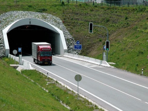 Opilec šel Jihlavským tunelem směrem k přivaděči. Nebyl schopný chodit a padal do vozovky