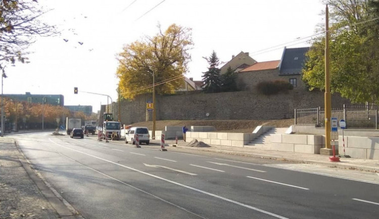 Zastávka u Cityparku už slouží MHD. Její betonová podoba však trápí nejen jihlavského náměstka