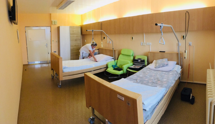 Pacienti jihlavské nemocnice se těší z nového pokoje. Nejvíc změn proběhlo v koupelně