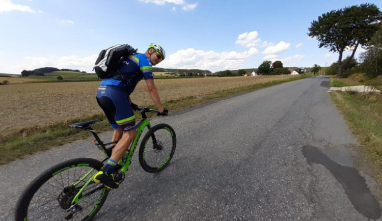 Cyklisté pro hospic našlapali více než 500 kilometrů. Přidal se i horolezec Radek Jaroš