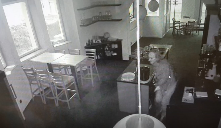 Zloděj se vloupal do restaurace a ukradl peníze i s trezorem. Není vám povědomý? 
