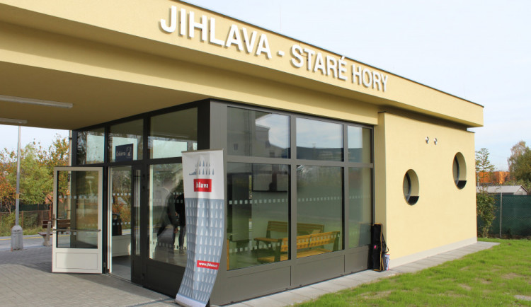 FOTO: Cestujícím v Jihlavě slouží nový dopravní terminál. Nabízí toalety, automat i cykloboxy