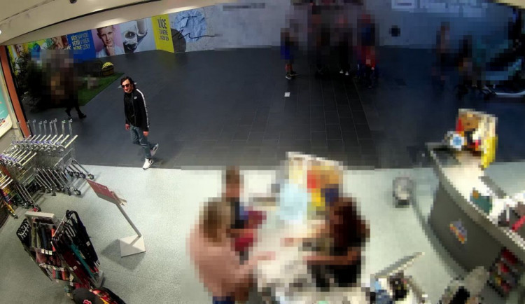 Drogerii v Cityparku navštívili zloději. Policie hledá dva muže na záznamu z kamery