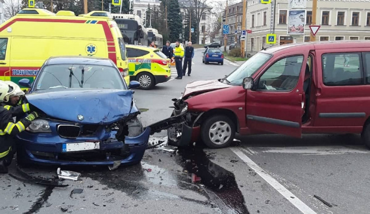 Odpolední nehoda u "odboráku" si vyžádala tři zraněné. Křižovatka je neprůjezdná