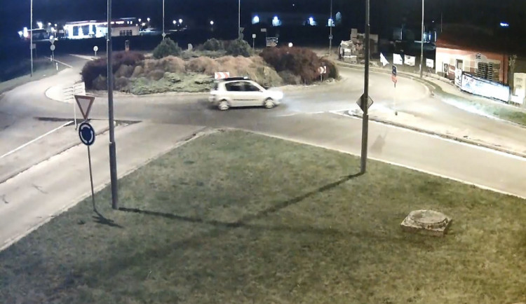 Šestnáctiletého mladíka, který byl nalezený mrtvý u silnice, zřejmě srazilo auto. Policie hledá svědky