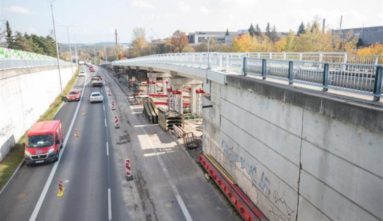 FOTO: Most na silnici II/351 u nemocnice v Třebíči už slouží řidičům