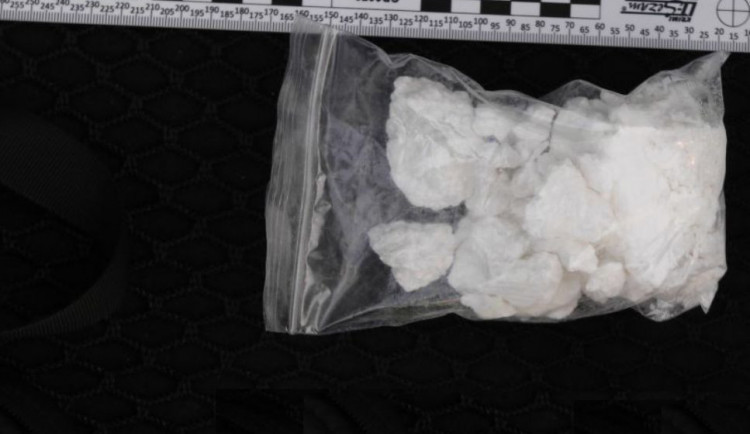 Řidič po D1 převážel sto gramů kokainu. Obchody mu překazili policisté u Velkého Beranova 