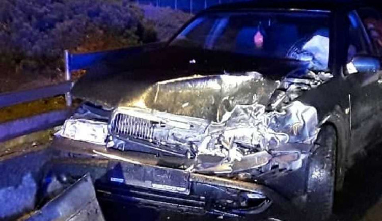 Výsledkem střetu osobáku s dodávkou je jeden zraněný člověk. Skončil v péči zdravotníků