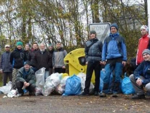 Dobrovolníci v sobotu uklidili 180 kilogramů odpadu z okolí městského nádraží a Keťásku