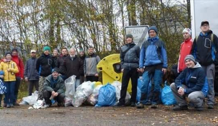 Dobrovolníci v sobotu uklidili 180 kilogramů odpadu z okolí městského nádraží a Keťásku
