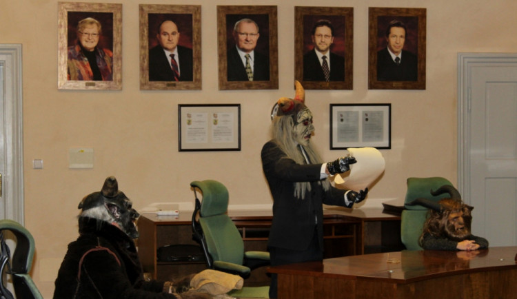 Čerti byli v Jihlavě o měsíc dřív. Žádali na radnici o pomoc s úložištěm jaderného odpadu