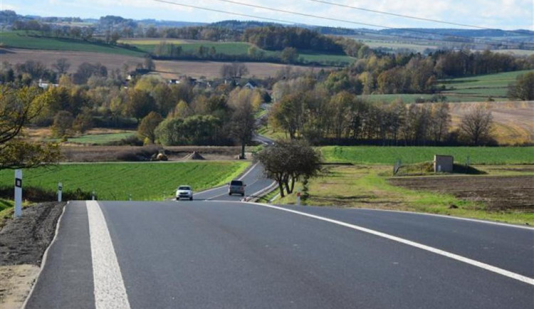 Stavební práce na silnici mezi Jihlavou a Pelhřimovem jdou do finále. Řidiči už tudy projedou