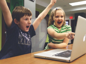Studie: Skoro pětina dětí hraje na počítači přes 4 hodiny denně