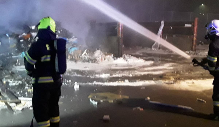 Hasiči zasahovali u požáru skládky. Doporučujeme nevětrat, zněla rada v rozhlase na sídlišti