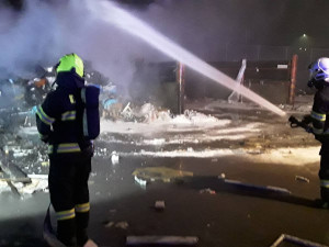Hasiči zasahovali u požáru skládky. Doporučujeme nevětrat, zněla rada v rozhlase na sídlišti