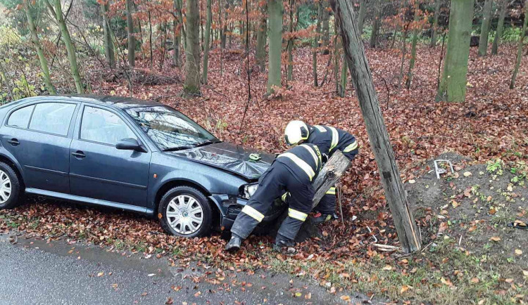 Řidič Octavie narazil do telefonního sloupu. Na pomoc museli přijet hasiči z Ledče 