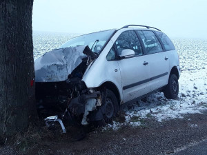 U Stonařova dnes ráno došlo k nehodě. Řidič osobáku narazil do stromu