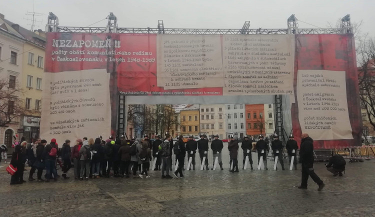 Svoboda není samozřejmost. Třicet let od sametové revoluce připomínají kordony i Zeď svobody