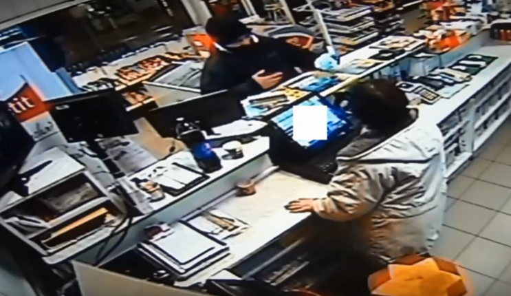 VIDEO: Loupež na třebíčské benzince. Ozbrojený zloděj z obsluhy vylákal několik tisíc