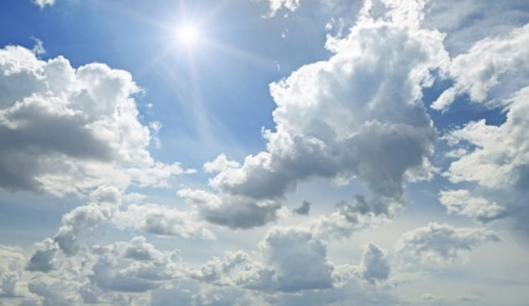 POČASÍ NA NEDĚLI: Teploty se vyhoupnou nad deset stupňů, ukáže se i sváteční sluníčko