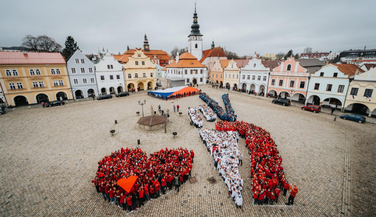 V Pelhřimově vzniklo rekordní "véčko" na počest třicátého výročí sametové revoluce