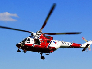 Osmnáctiletý řidič nezvládl smyk, vrtulník ho transportoval do nemocnice. Zranila se i jeho spolujezdkyně
