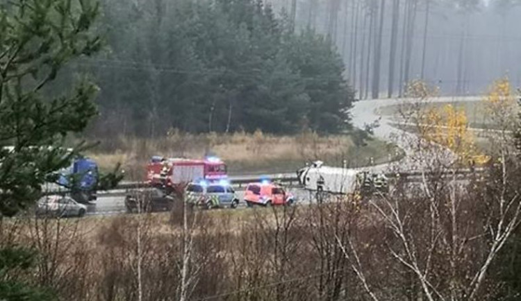 Nehoda dodávky a osobáku blokovala hlavní tah na Brod. Jeden člověk se zranil
