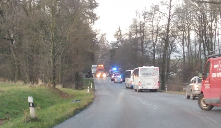 Čelní střet u Jezdovic si vyžádal zásah vrtulníku, provoz je již obnoven