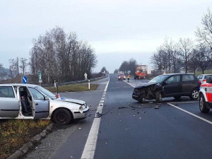 Hasiči z Velkého Meziříčí ráno vyjeli k nehodě. Střet dvou aut skončil zraněním