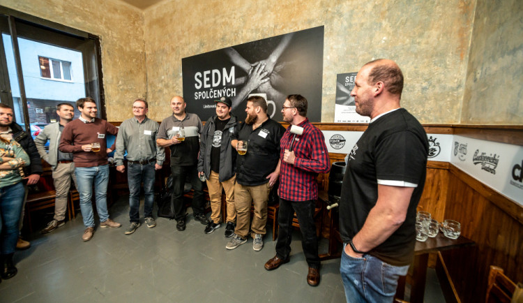 Sedm sládků spojilo síly. Výsledkem je ležák z unikátního chmele