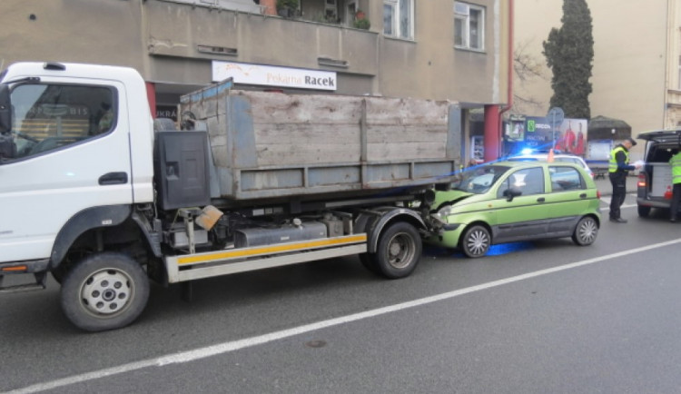 Seniorka nedodržela bezpečnou vzdálenost. Narazila do nákladního auta a zranila se