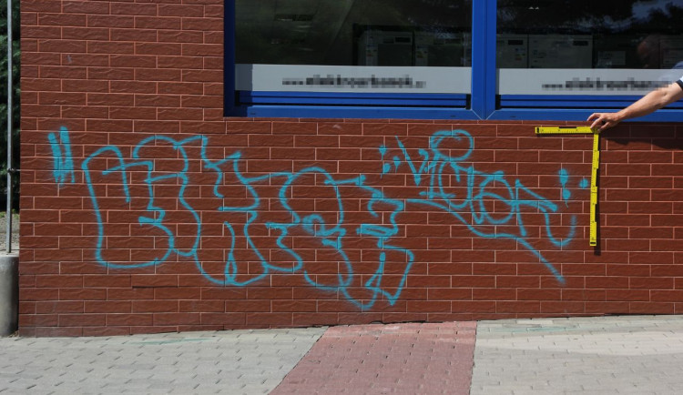 Muž ukradl platební kartu, utratil šest tisíc a posprejoval zeď, než ho chytla policie