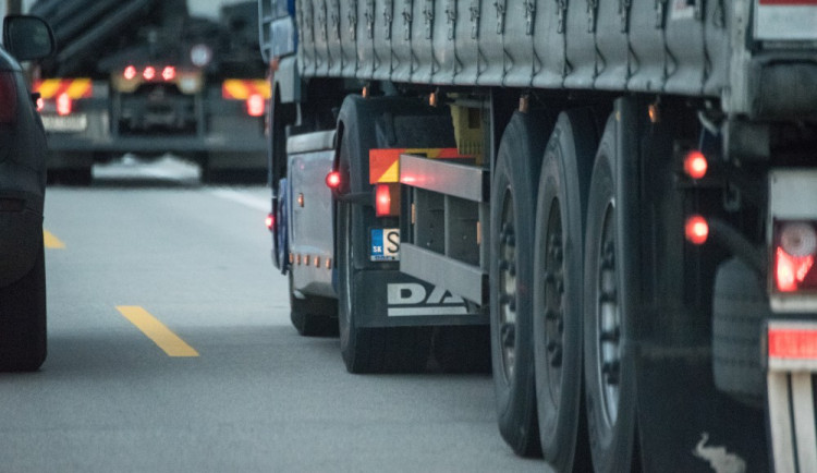 Na D1 na Vysočině přibývají značky, které zakážou kamionům předjíždět