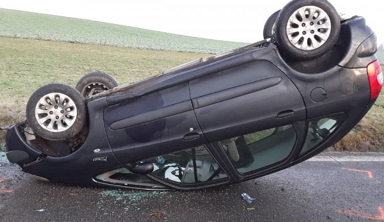 U Větrného Jeníkova došlo k nehodě. Dva lidé v Citroenu skončili převrácení na střechu
