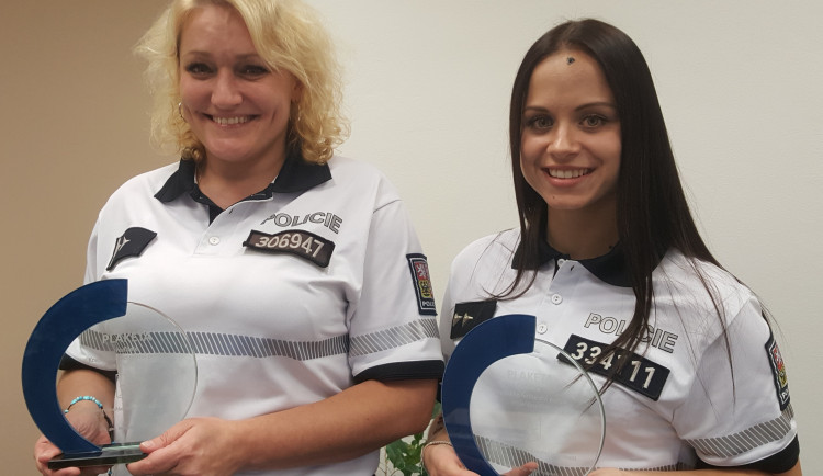 U jihlavské pošty zkolabovala žena. Dvě policistky ve službě jí zachránily život