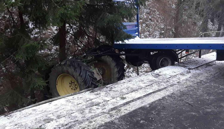 Sníh komplikuje cestování v kraji. Za Jimramovem boural traktorista, spadl pod most