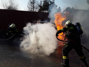 FOTO: Čtyři hasičské jednotky bojovaly s požárem osobního auta na Třebíčsku