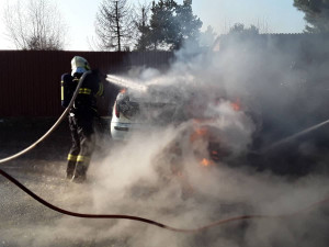 Čtyři hasičské jednotky bojují s požárem osobního auta na Třebíčsku