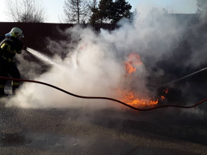 Čtyři hasičské jednotky bojují s požárem osobního auta na Třebíčsku