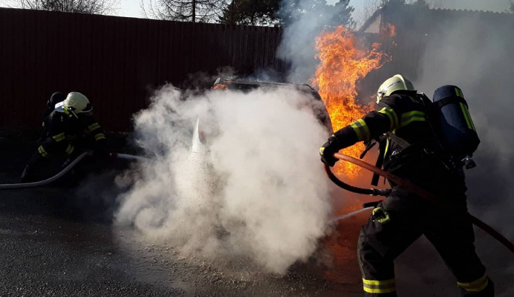 Čtyři hasičské jednotky bojují s požárem osobního auta na Třebíčsku