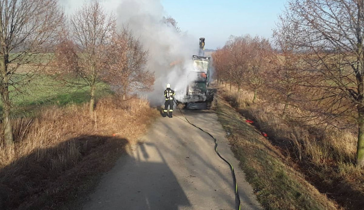 Milionová škoda vznikla během požáru harvestoru. Stroj hořel kvůli technické závadě