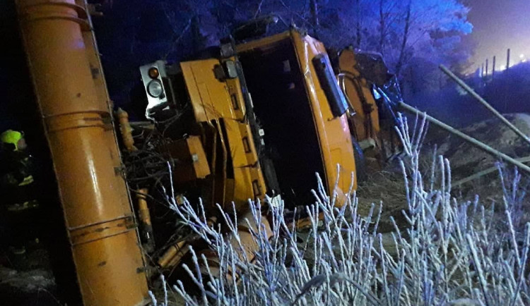 Kuriózní nehoda na dálnici. Na 118. kilometru směrem na Brno skončil sypač v příkopu